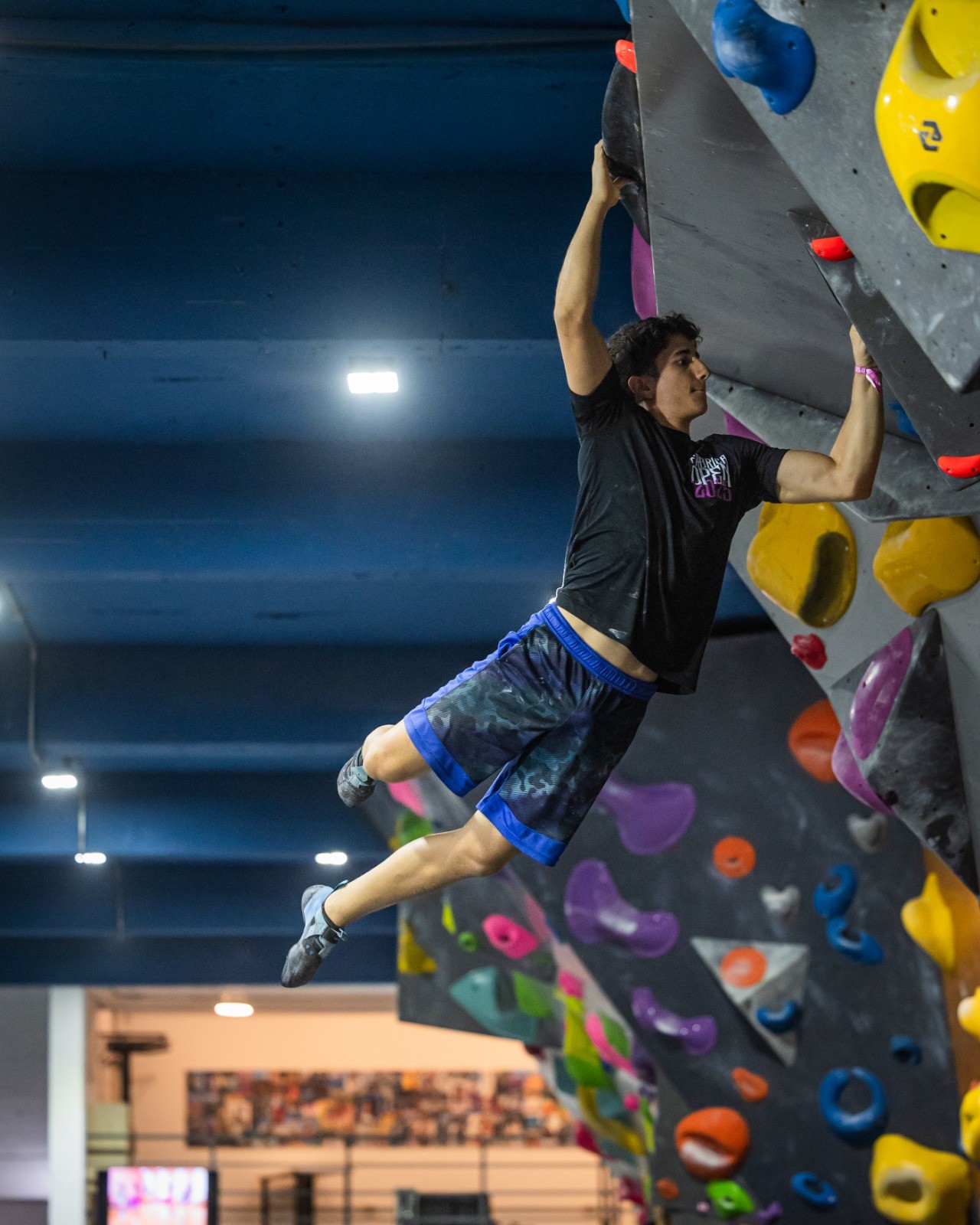 Filho de campeã brasileira, campineiro de 19 anos busca topo da escalada nacional