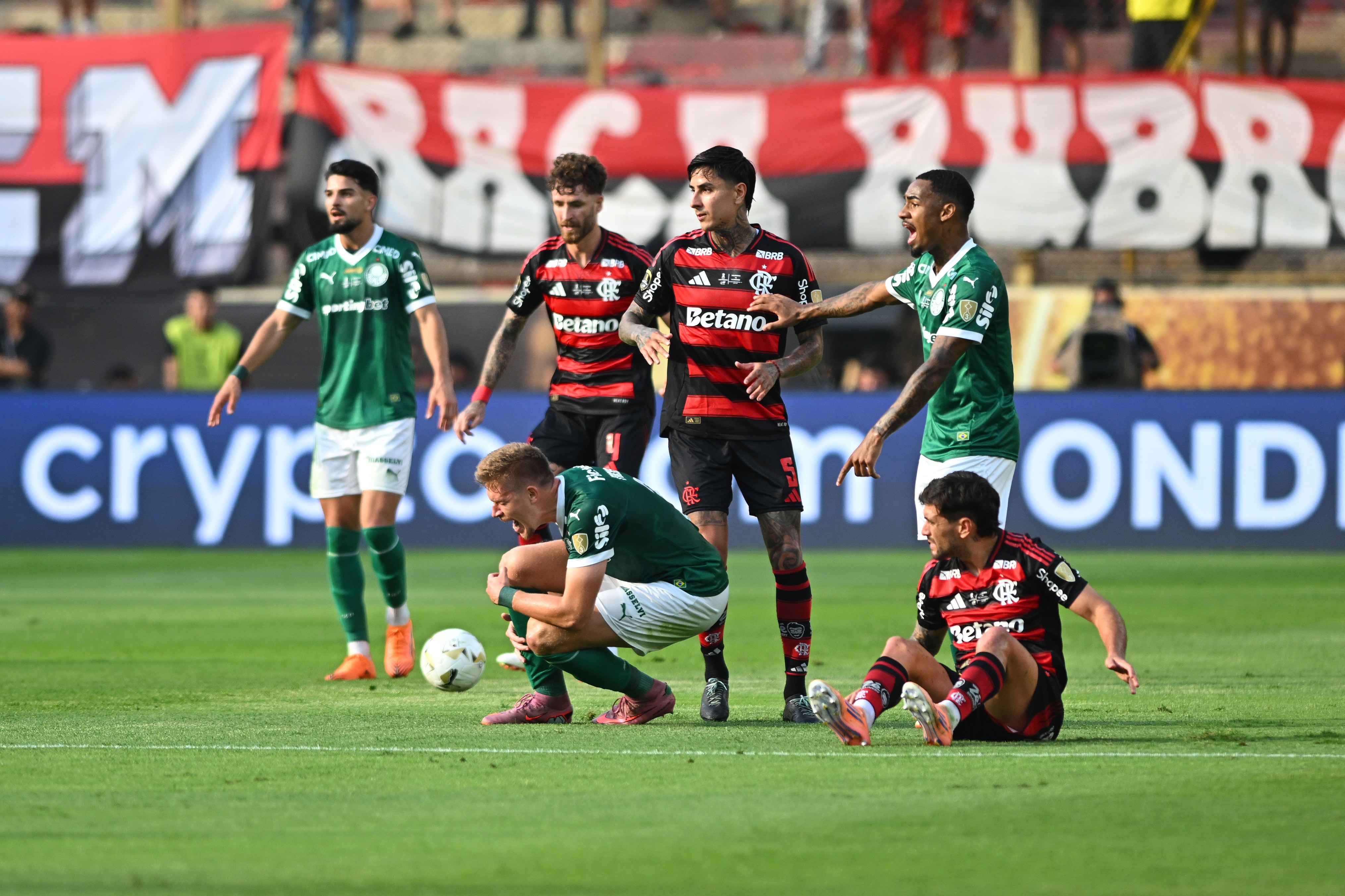 Pulgar, do Flamengo, confessa confiança após polêmica entrada em Fuchs na final contra o Palmeiras