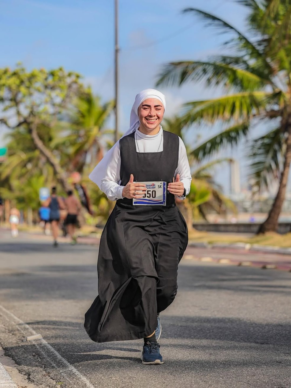 Freira Rosineide participando de corrida de rua — Foto: Victor Lima/@sorriaesporte