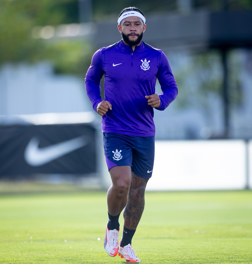 Memphis Depay em treino do Corinthians neste sábado — Foto: Rodrigo Coca/Ag Corinthians