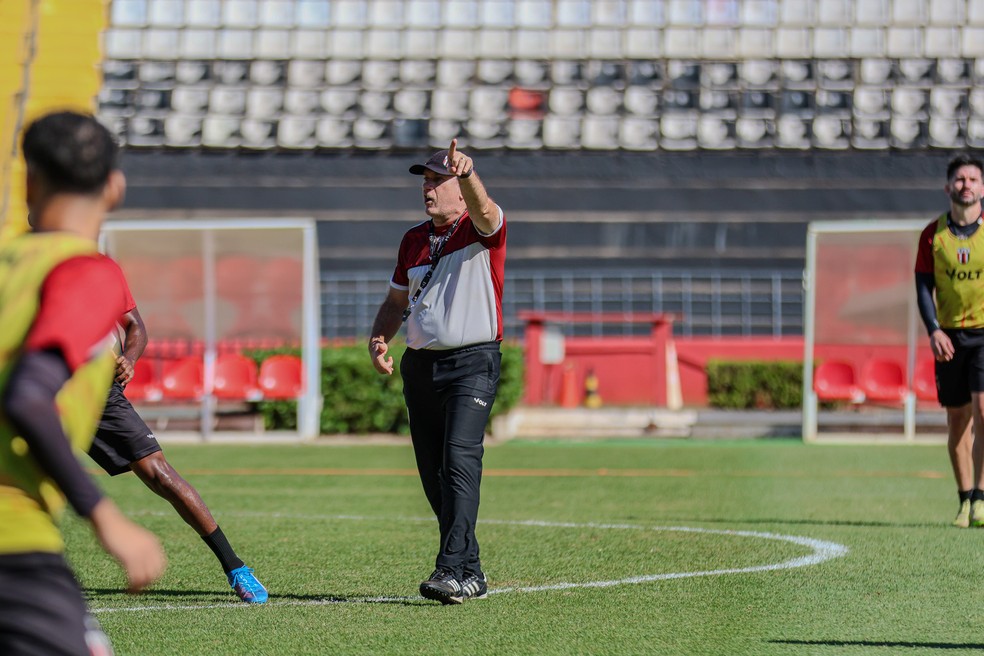 Tencati orienta atletas em treino — Botafogo-SP finalizações