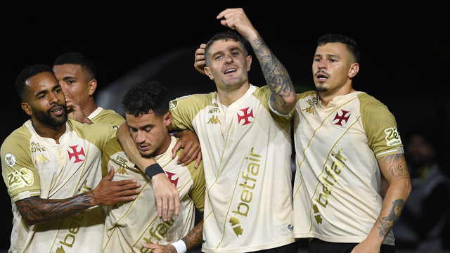 Jogadores do Vasco comemoram gol de Coutinho contra o Atlético-MG