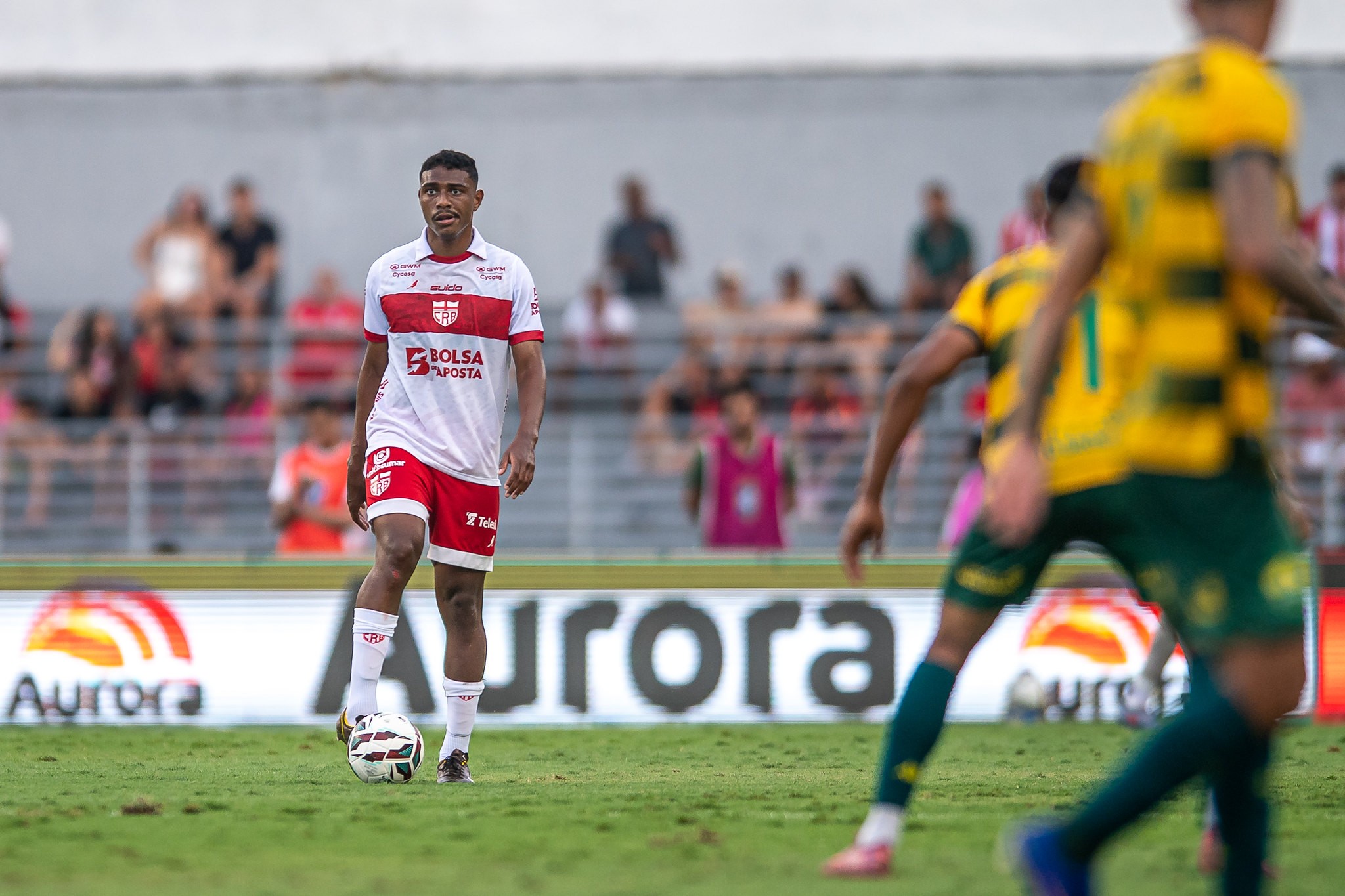 Emprestado pelo Vasco, Lyncon vira titular no CRB com Fábio Matias e se destaca no returno