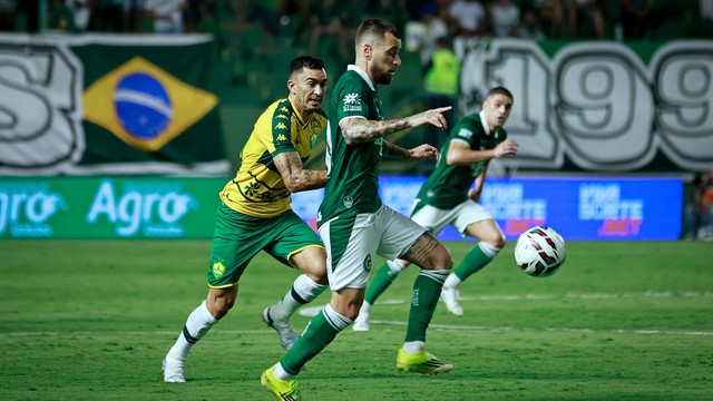 Lucas Lima tenta jogada para o Goiás