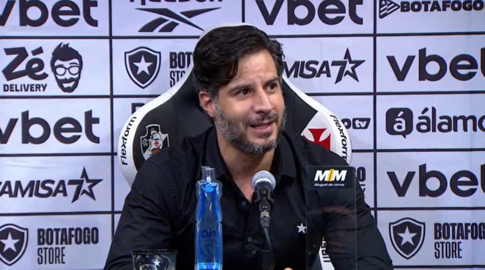 Léo COelho reclama de arbitragem em Vasco x Botafogo — Foto: Reprodução