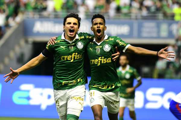 Trunfos de Veiga e Estêvão impulsionam Palmeiras rumo ao tri no Brasileirão.