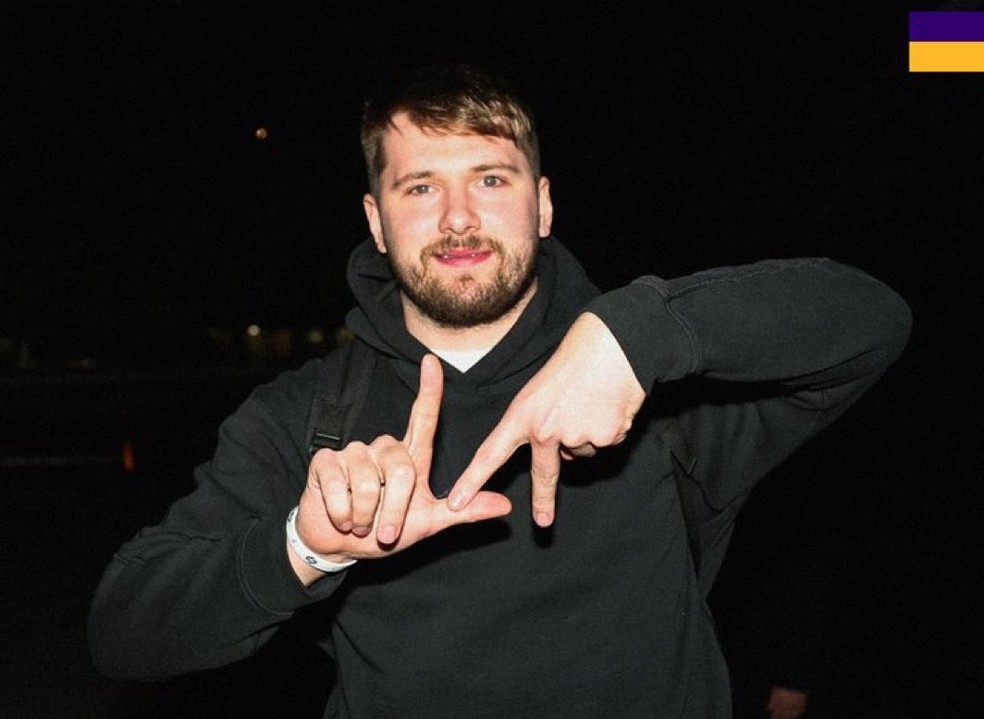 Luka Doncic faz o símbolo de "Los Angeles" ao chegar na cidade dos Lakers — Foto: Reprodução