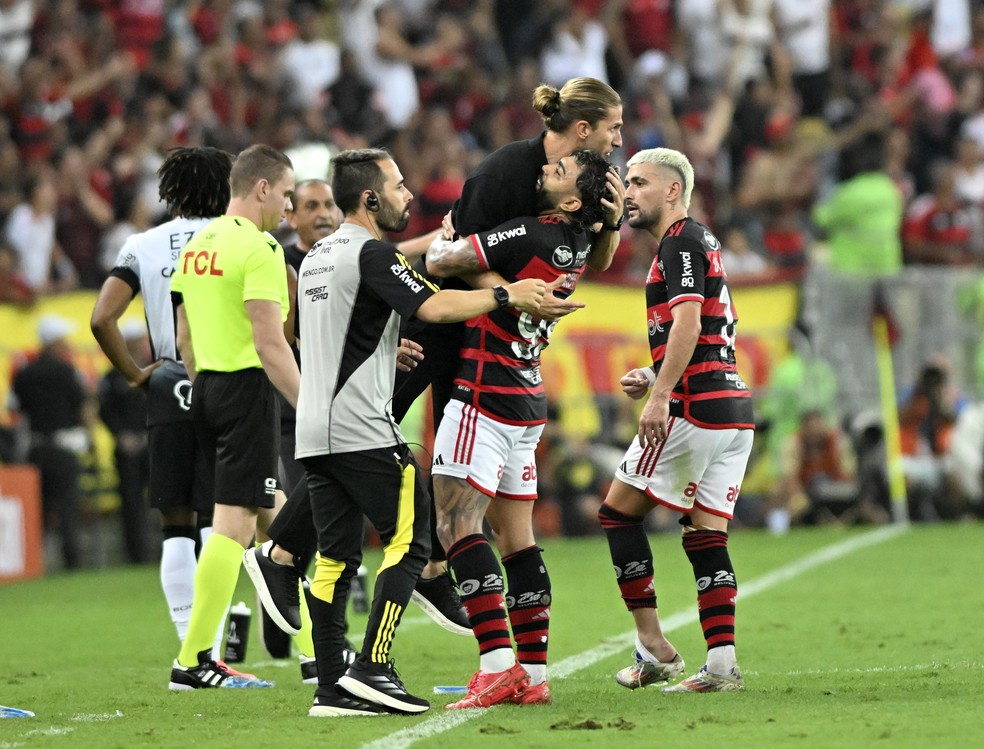 Filipe Luis comemora com Gabi em Flamengo x Corinthians — Foto: André DURÃO