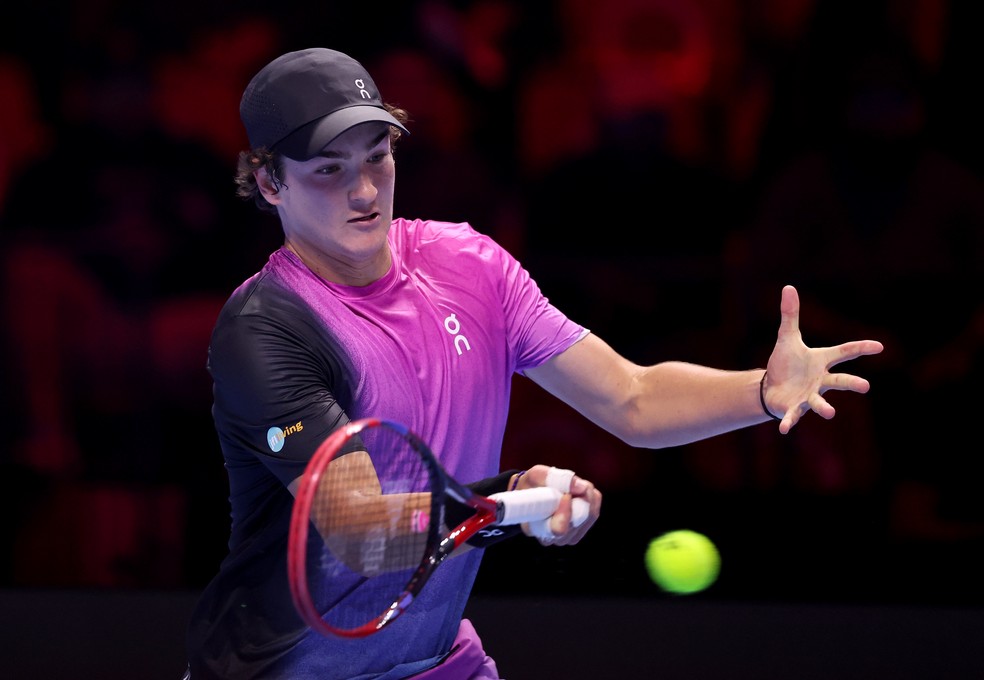 João Fonseca em ação no Next Gen ATP Finals — Foto: Francois Nel/Getty Images