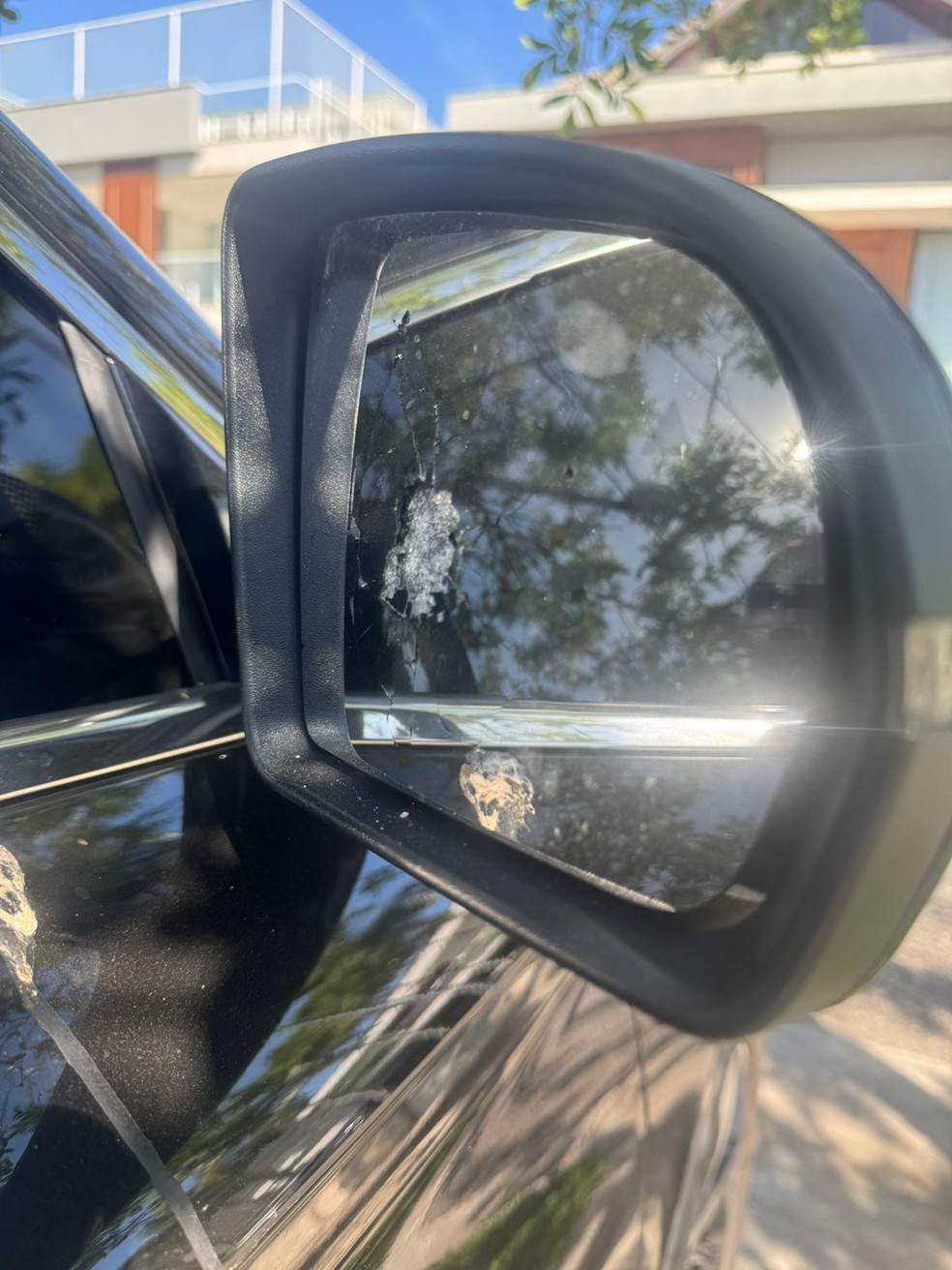 Carro de Rossi, do Flamengo, após ser alvo de tiros — Foto: Divulgação