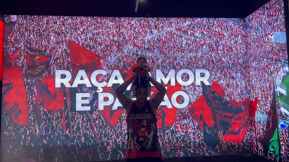 Alexandre ergue o filho Alexandre De Arrascaeta na Gávea — Foto: Letícia Marques / ge