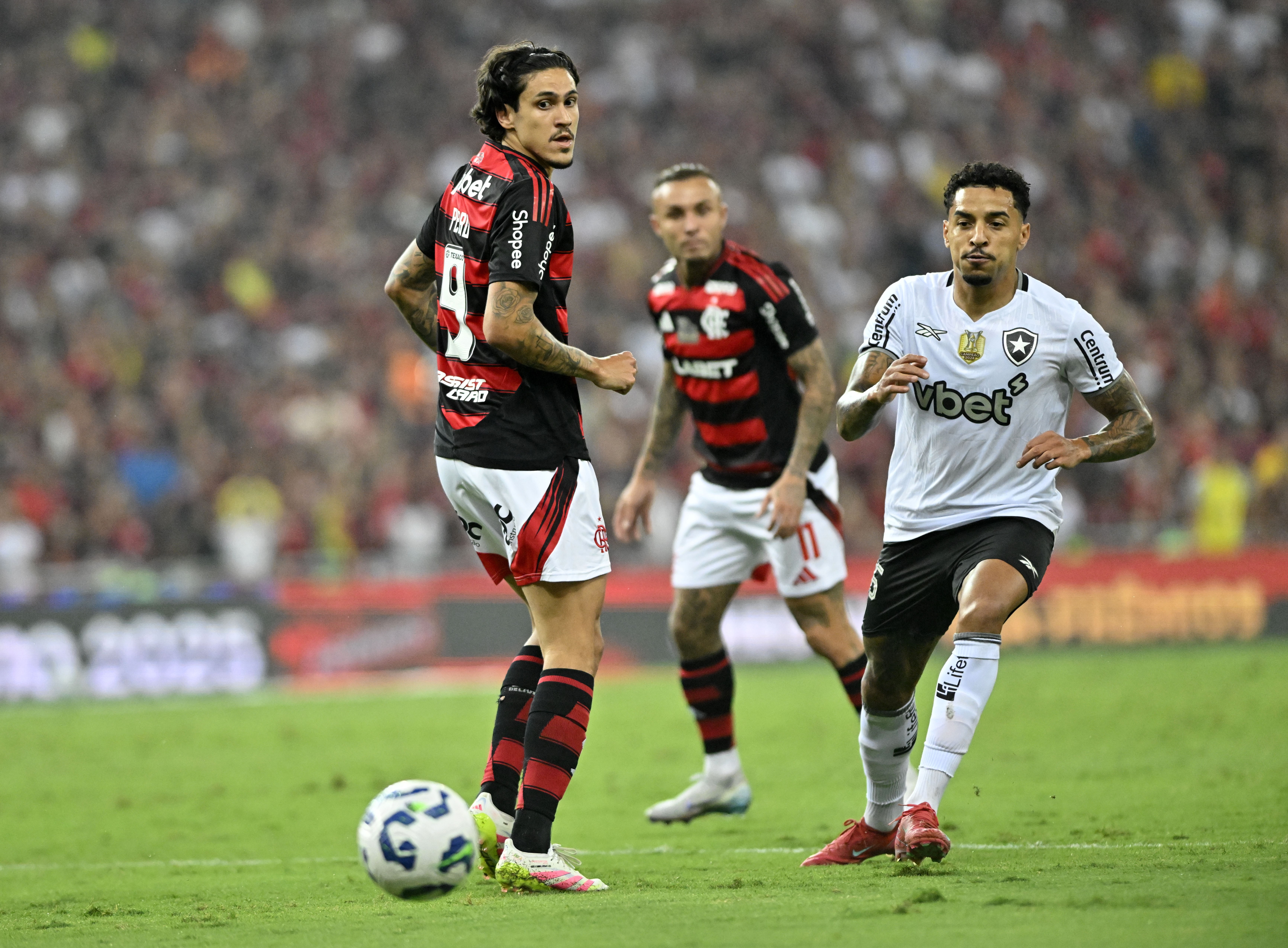 Análise: Flamengo domina boa parte do clássico, mas não tem poder de fogo para superar rival