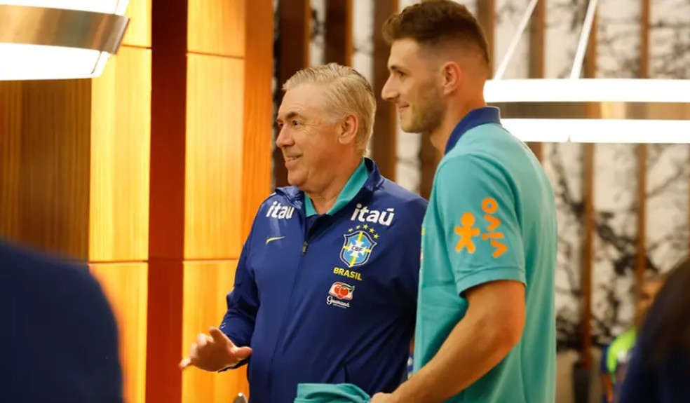 Ancelotti e Bento em concentração da seleção brasileira — Foto: Rafael Ribeiro/CBF