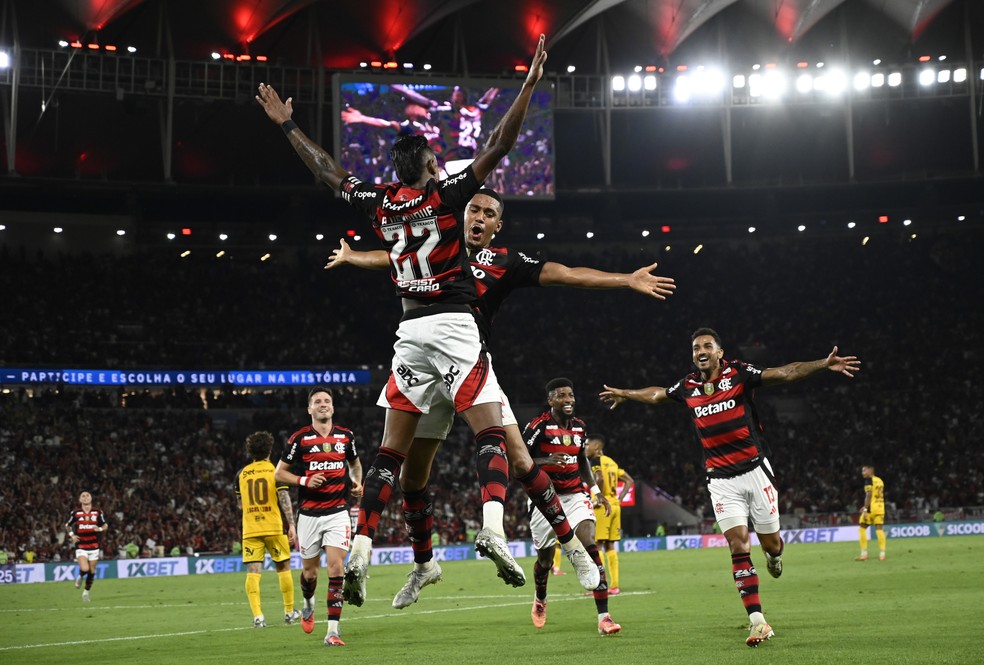 Bruno Henrique e Samuel Lino comemoram em Flamengo 3 x 0 Sport, no Maracanã — Foto: André Durão