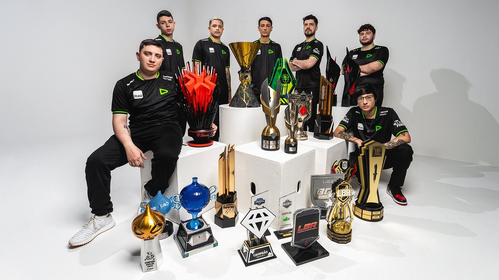 Jogadores de Valorant, League of Legends e Free Fire da LOUD posam com troféus — Foto: Divulgação/LOUD