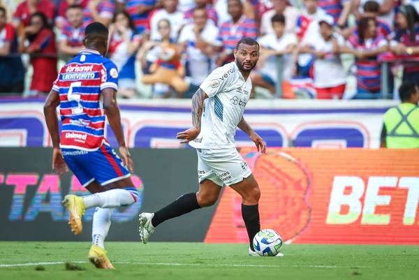 João Pedro Galvão tem desconforto muscular e será reavaliado no Grêmio
