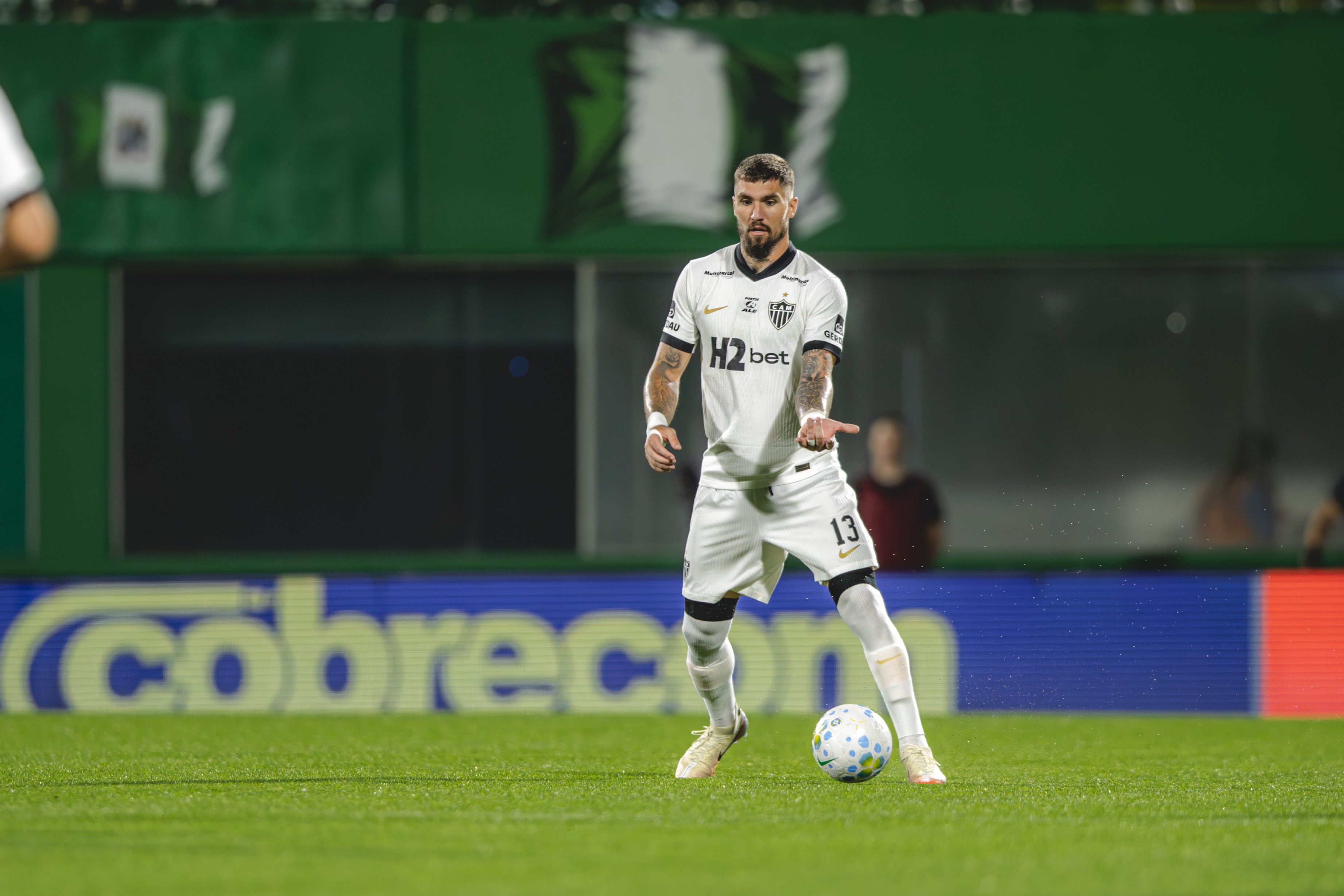 Agressividade e carinho: Lyanco volta a jogar 90 minutos pelo Atlético-MG após seis meses | Ge