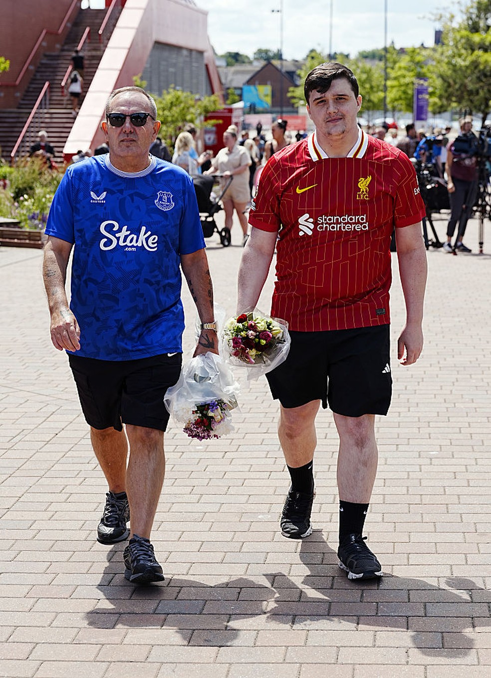 Torcedor do Everton homenageia Diogo Jota em Anfield — Foto: Peter Byrne/PA Images via Getty Images