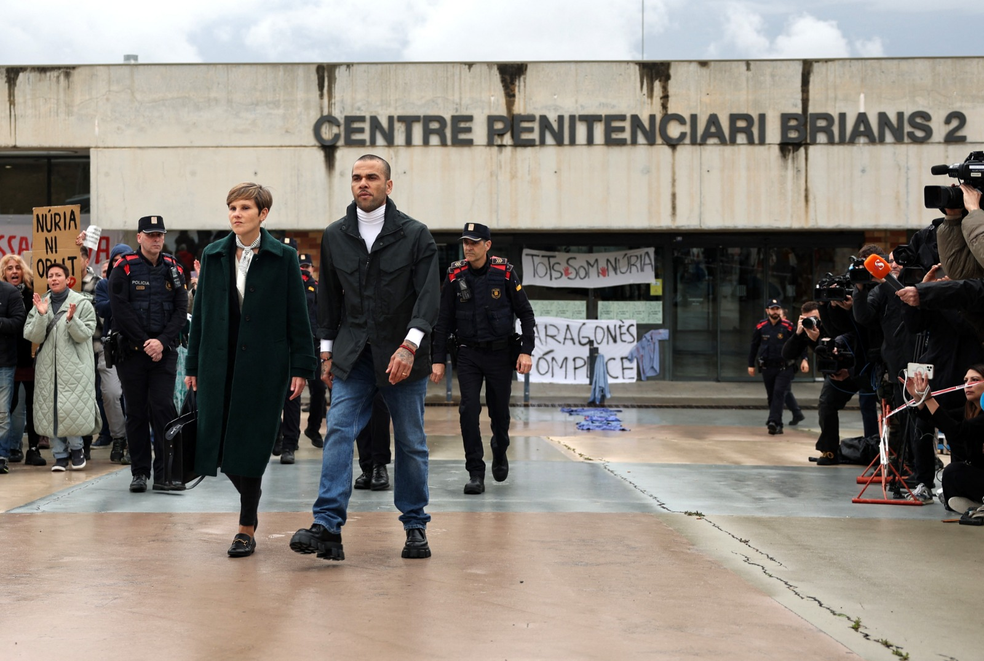 Daniel Alves deixa prisão em Barcelona após 14 meses — Foto: REUTERS/Bruna Casas