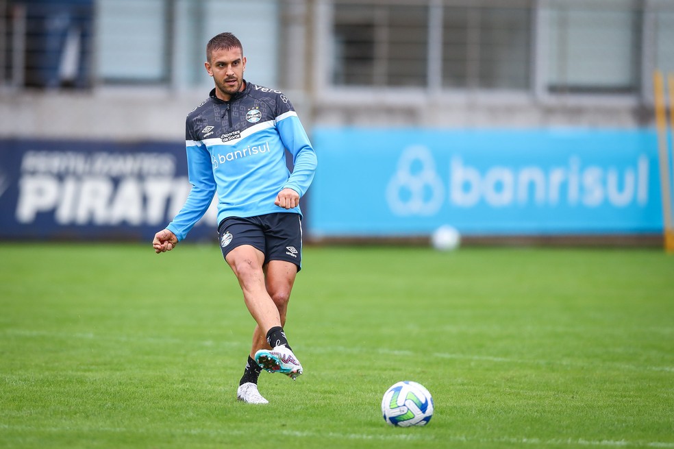 Bruno Uvini em treino do Grêmio — Foto: Lucas Uebel/Divulgação