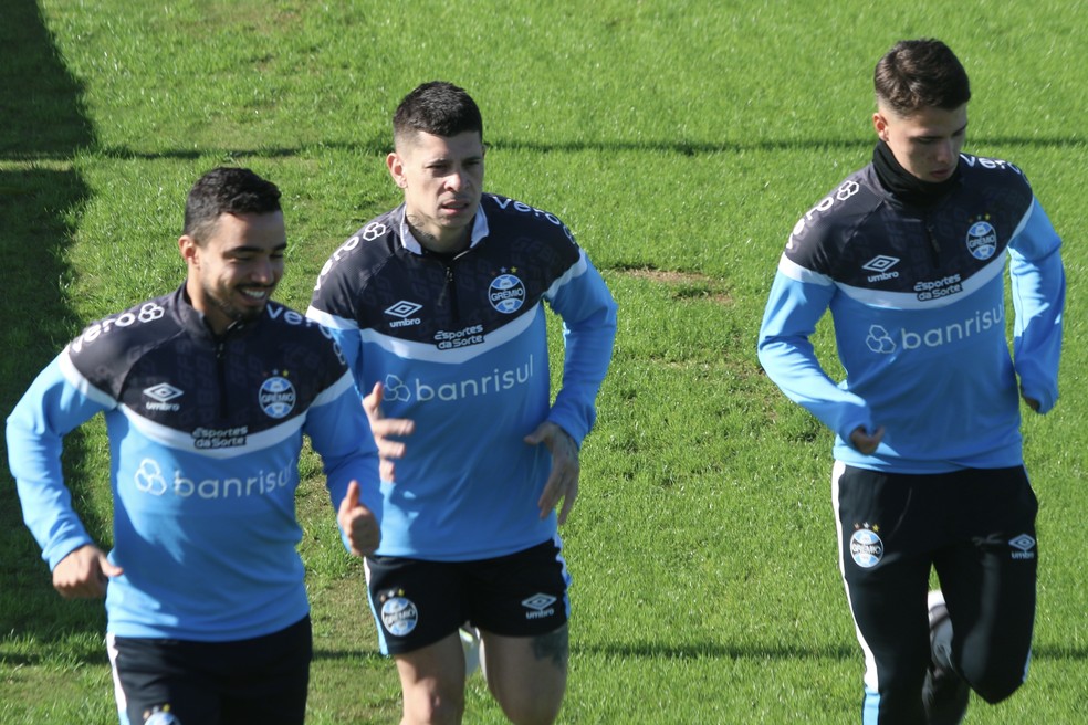 Fábio, Iturbe e Zinho em treino do Grêmio — Foto: Gabriel Girardon