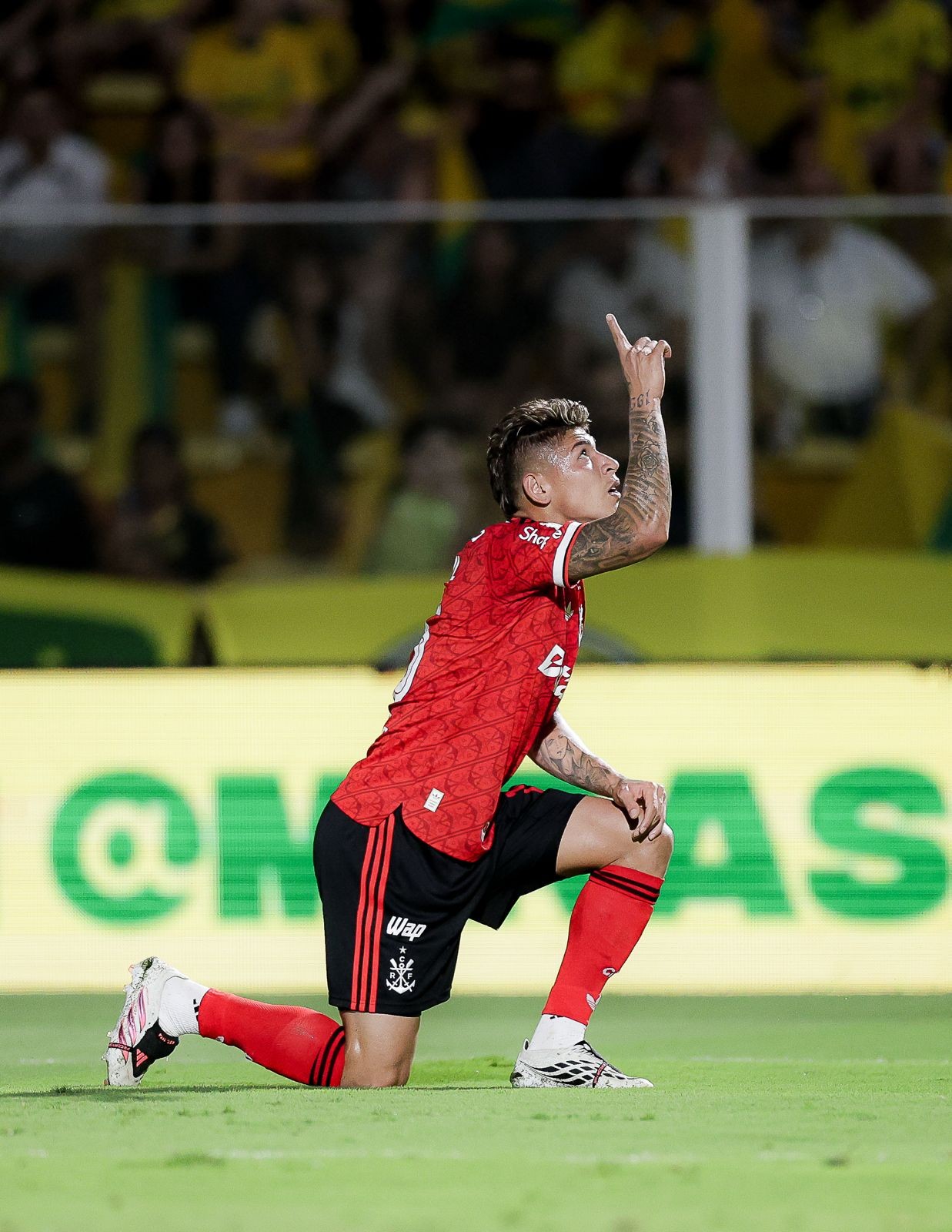 Craque do Flamengo brilha em goleada e participa de todos os cinco gols