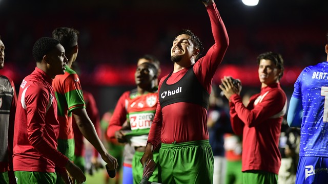 Jogadores da Portuguesa comemoram vitória contra o São Paulo