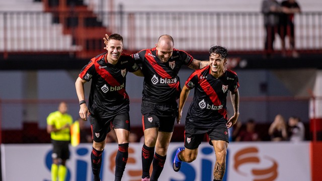 Jogadores do Dragão comemoram gol de Ariel