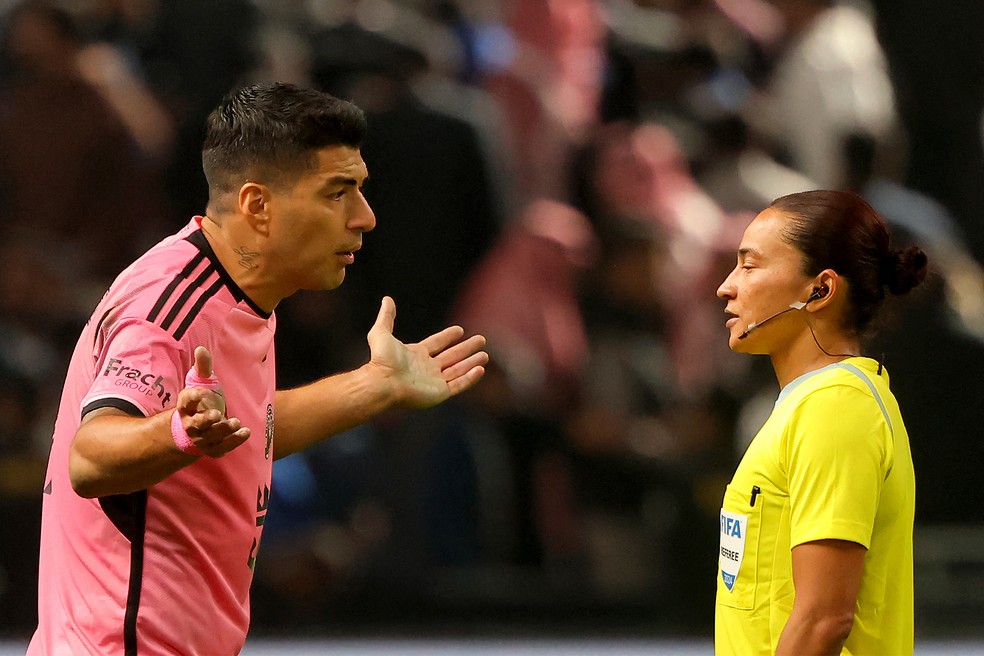 Suárez conversa com árbitra brasileira Edina Alves em Al-Hilal x Inter Miami — Foto: Fayez Nureldine/AFP