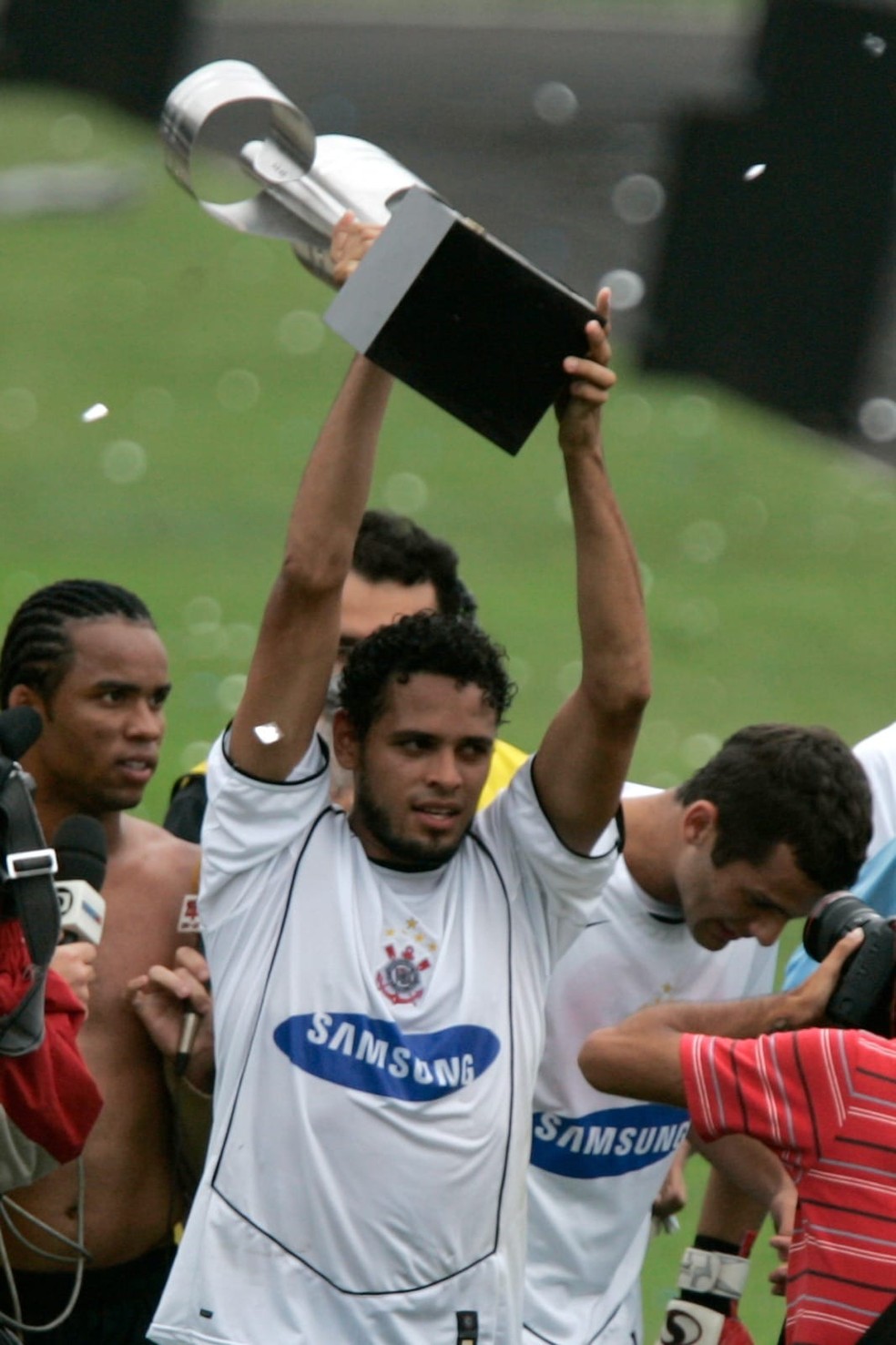 Wendel com a taça de campeão brasileiro pelo Corinthians em 2005 — Foto: Daniel Augusto Jr