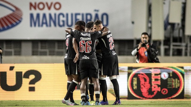 Jogadores do Vasco comemoram gol sobre o Paysandu