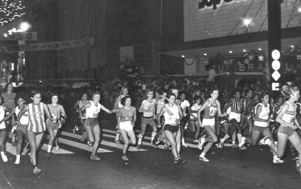 São Silvestre de 1975, a primeira com a participação das mulheres, ainda realizada de noite — Foto: Acervo/Gazeta Press