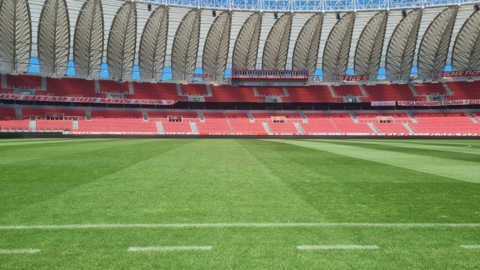 Gramado do Beira-Rio, estádio do Inter, antes de Internacional x Fluminense — Foto: Marcello Neves/ge