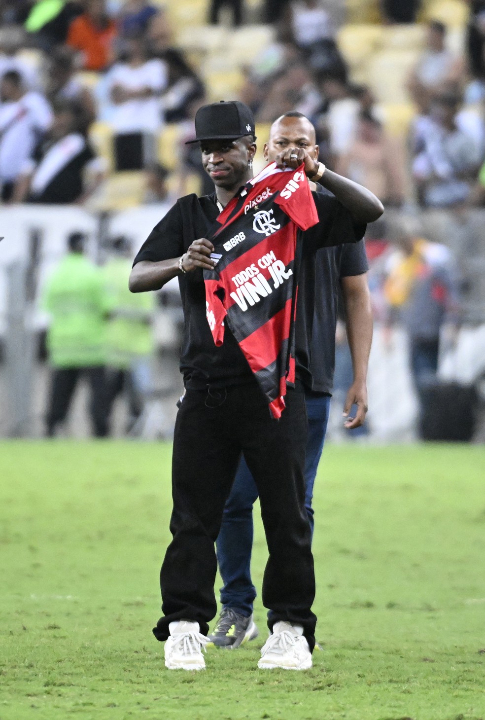 Vini Jr aparece no gramado do Maracanã com a camisa do Flamengo em 2023 — Foto: André Durão