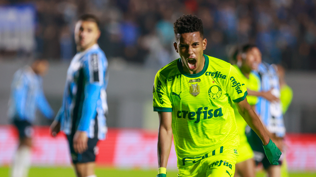 Estêvão comemora gol em Grêmio x Palmeiras