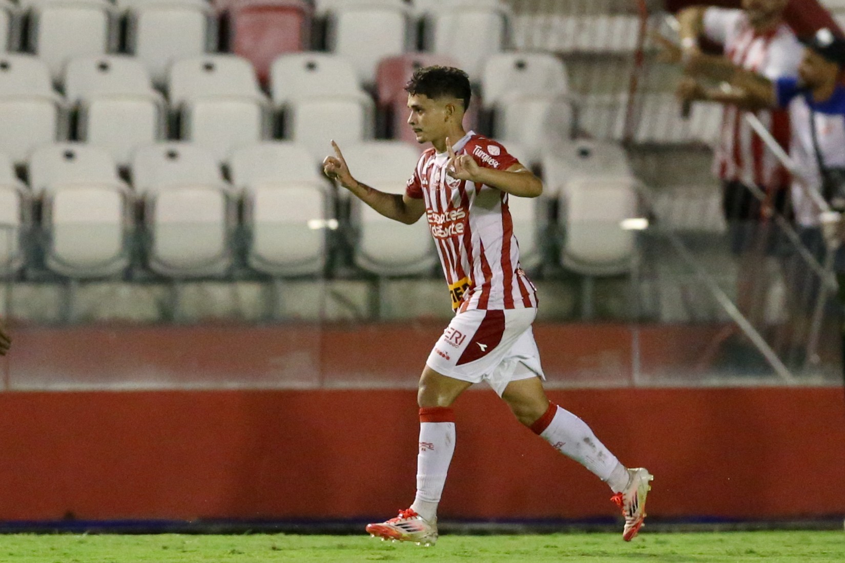 Thalissinho rescinde com o Náutico e acerta com clube do exterior