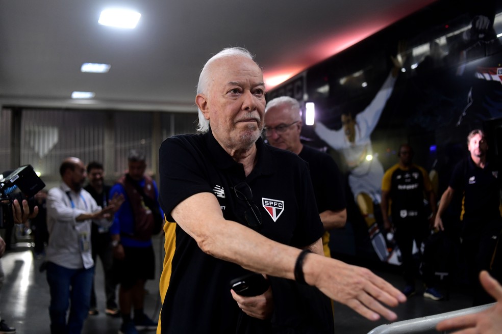 Harry Massis na chegada do São Paulo ao Morumbis — Foto: Marcos Ribolli