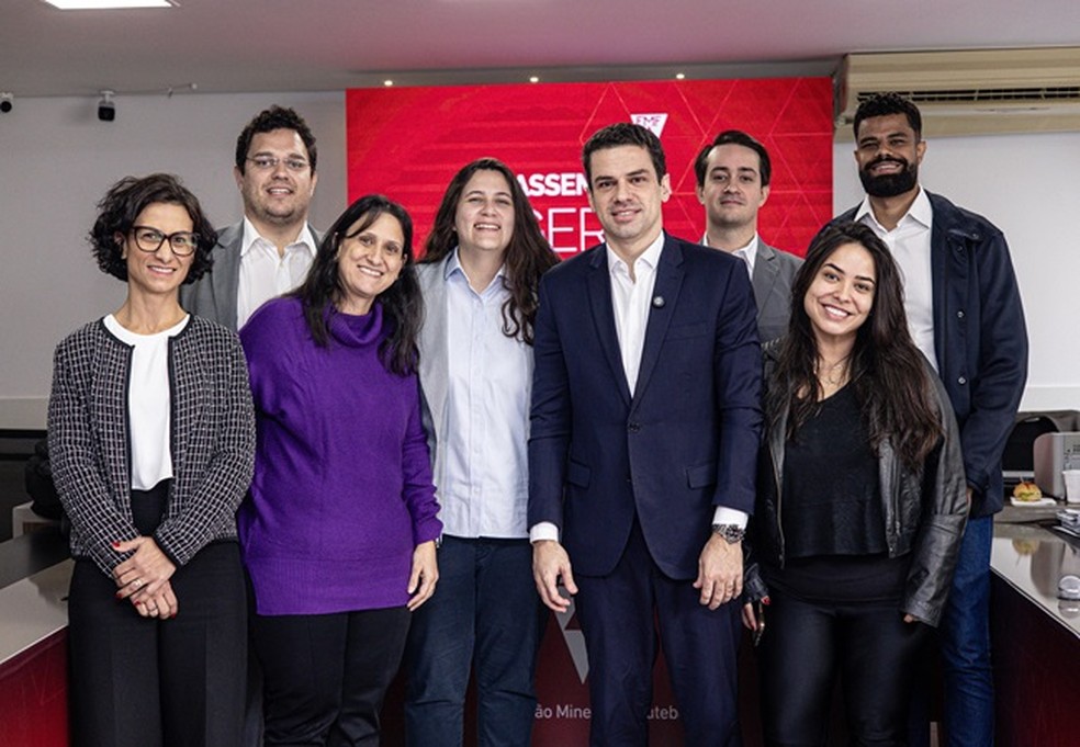 Ao centro da foto: de blusa branca, Helena Campos, de terno está Castellar Neto — Foto: FMF/divulgação