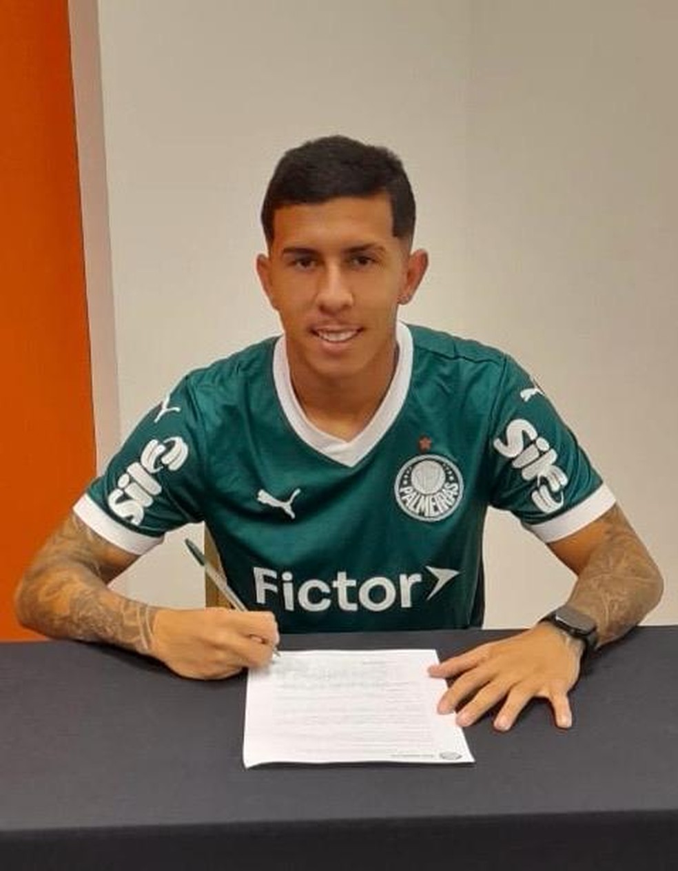 Felipe Teresa assina contrato com o Palmeiras durante sua apresentação.