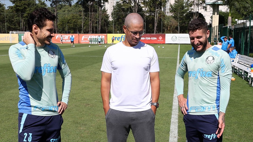 Raphael Veiga e Zé Rafael ao lado de Alex em conversa no treino do Palmeiras — Foto: Cesar Greco/Palmeiras