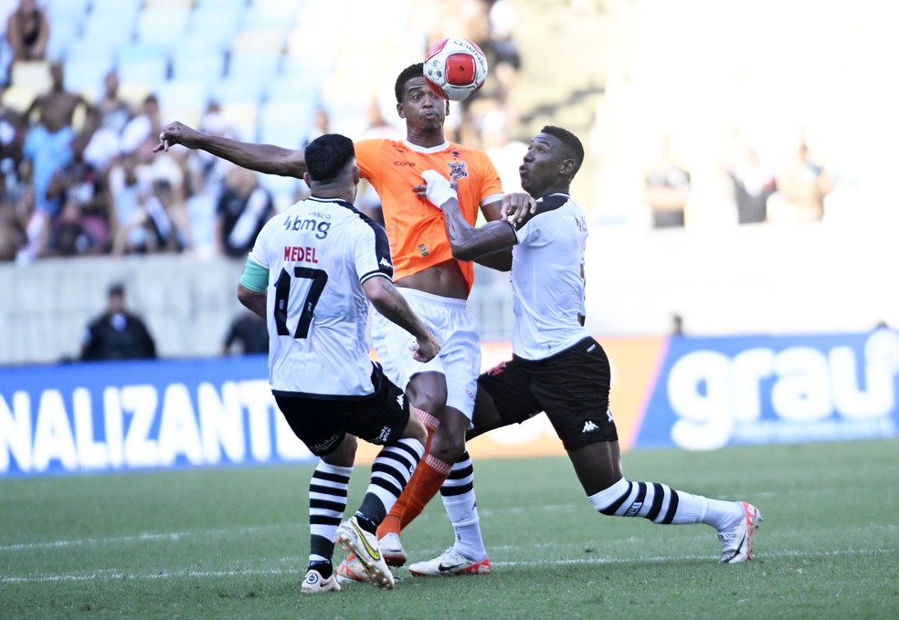 Carlinhos, do Nova Iguaçu, contra Medel e Léo, do Vasco — Foto: André Durão