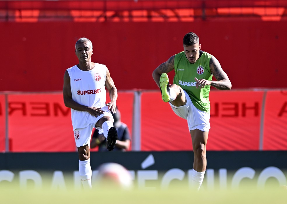 Romário no aquecimento ao lado do filho Romarinho — Foto: André Durão