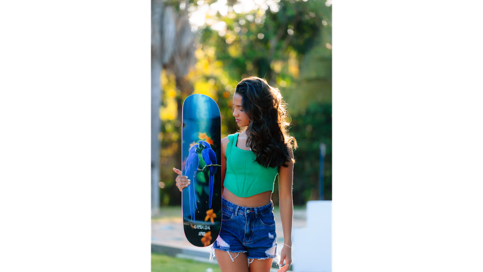 Rayssa Leal com o skate personalizado com o qual irá competir nos Jogos Olímpicos de Paris — Foto: Rodrigo Lima Junior/COI