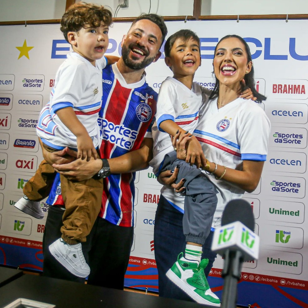 Everton Ribeiro com a mulher e os filhos na apresentação no Bahia — Foto: Divulgação Bahia