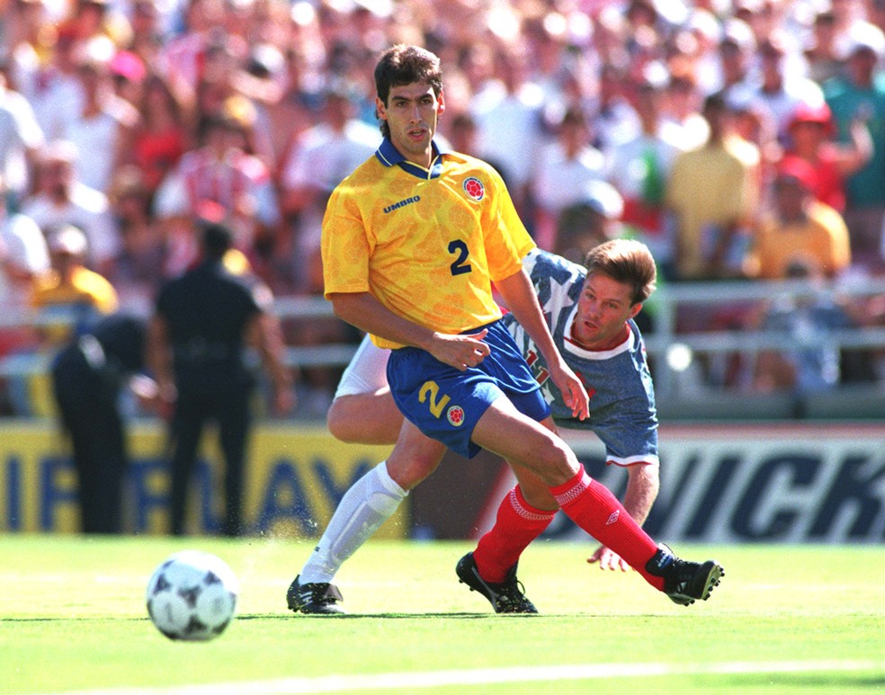Andrés Escobar em ação pela Colômbia em 1994