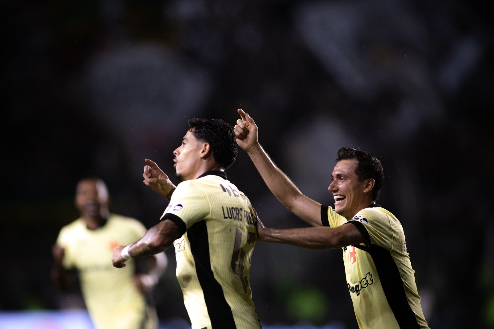 Lucas Piton cresce em sequência com Pedro Emanuel e acirra disputa na lateral do Vasco