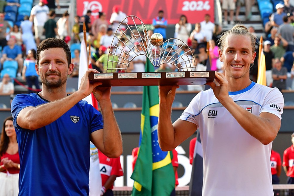 Nicolas Barrientos e Rafael Matos carregam o troféu do Rio Open — Foto: fotojump