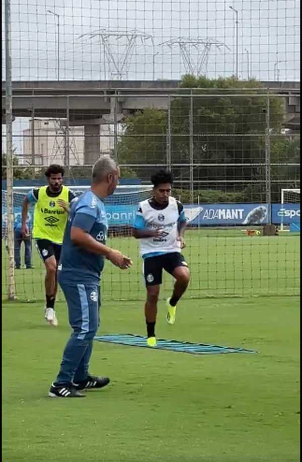 Reforços em Ação: Diego Costa e Du Queiroz estreiam no CT do Grêmio.