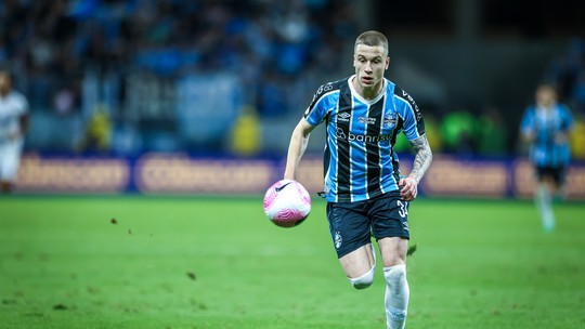 Conheça jovem lateral do Grêmio que terá chance contra o Atlético-MG e foi a Gre-Nal na arquibancada