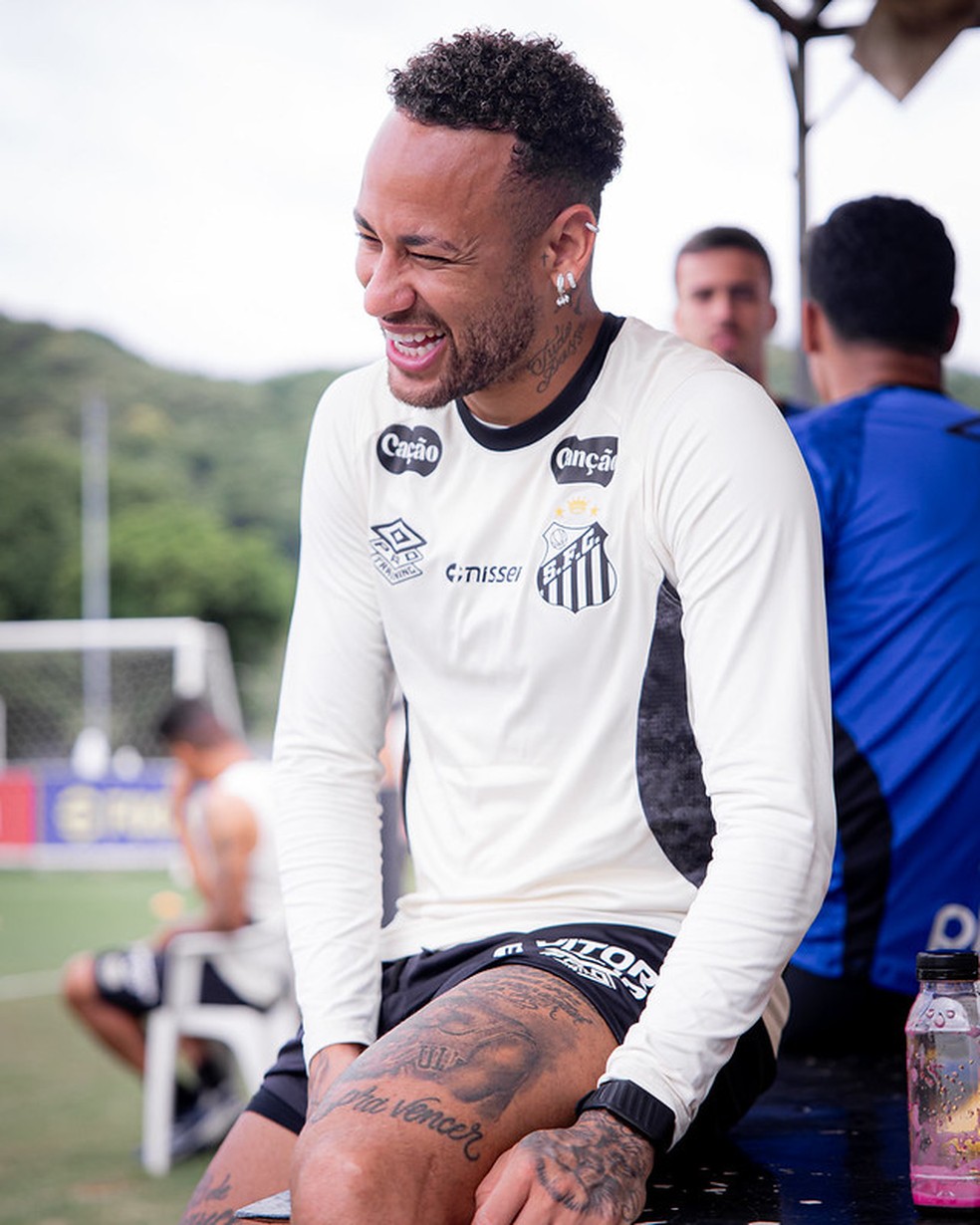 Neymar sorri durante treino do Santos — Foto: Raul Baretta/ Santos FC